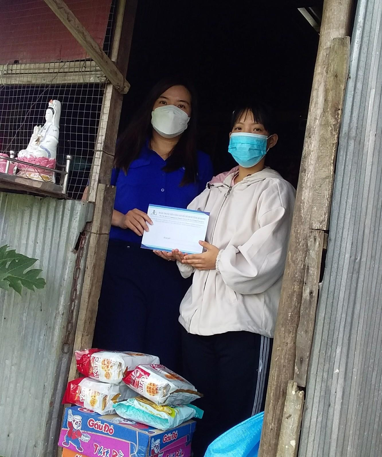 Chị Nguyễn Phượng Thư, Phó chủ tịch Hội LHTN Việt Nam tỉnh An Giang tặng quà cho em Thanh. - Ảnh: TĐAG