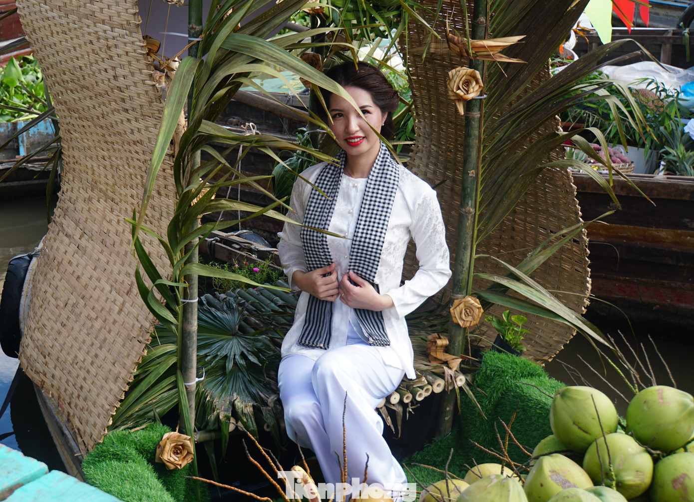 Bạn trẻ duyên dáng trong trang phục áo bà ba tại ngày hội. Ảnh: Hòa Hội. Bạn trẻ duyên dáng trong trang phục áo bà ba tại ngày hội. Ảnh: Hòa Hội.