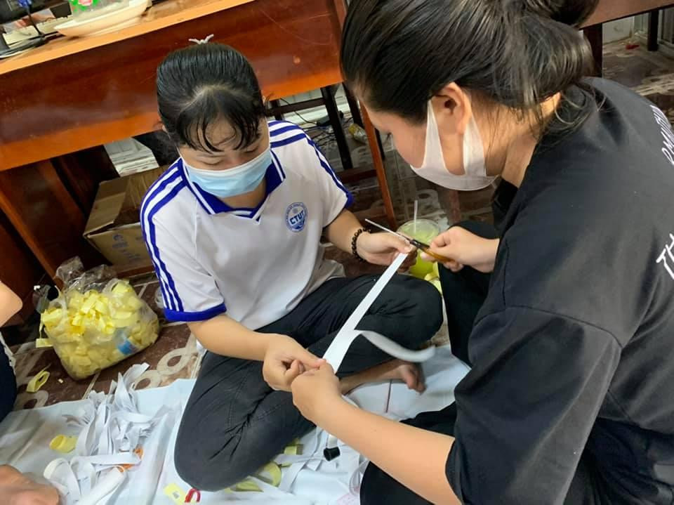 Các bạn sinh viên tham gia làm tấm chắn giọt bắn với mong muốn góp phần cùng thành phố phòng, chống dịch