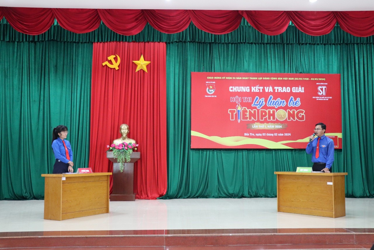 Các thí sinh thực hiện phần thi của mình.