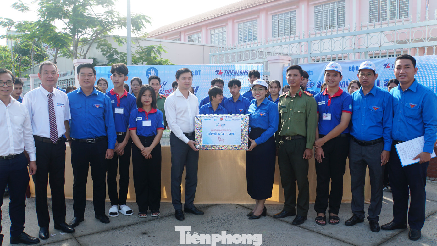 Anh Nguyễn Minh Triết tặng quà cho tình nguyện viên tại điểm thi trường THPT Vị Thanh. Ảnh: Hòa Hội Anh Nguyễn Minh Triết tặng quà cho tình nguyện viên tại điểm thi trường THPT Vị Thanh. Ảnh: Hòa Hội