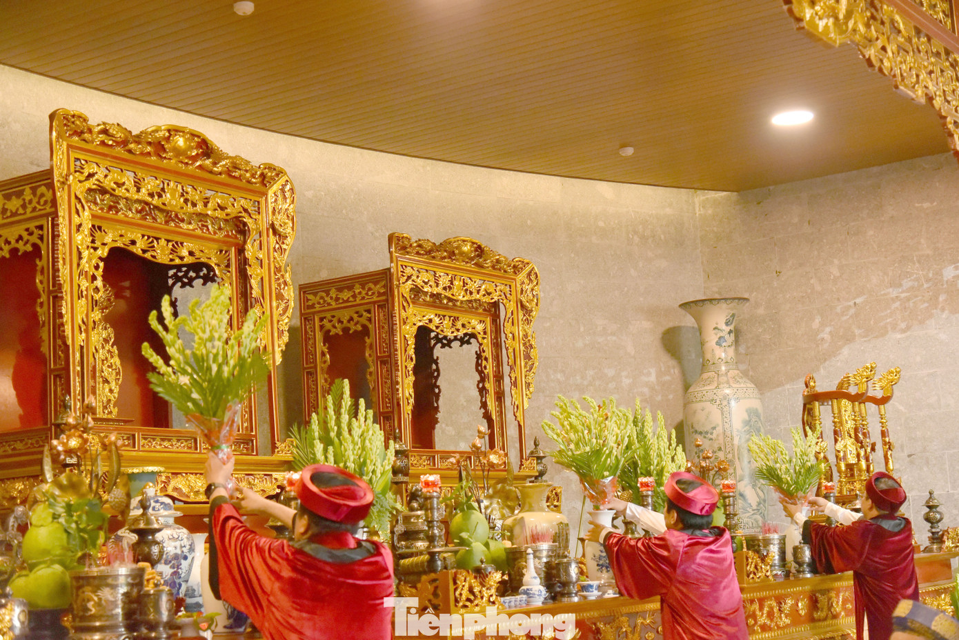 Lãnh đạo thành phố Cần Thơ dâng hoa lên anh linh các Vua Hùng. Lãnh đạo thành phố Cần Thơ dâng hoa lên anh linh các Vua Hùng.