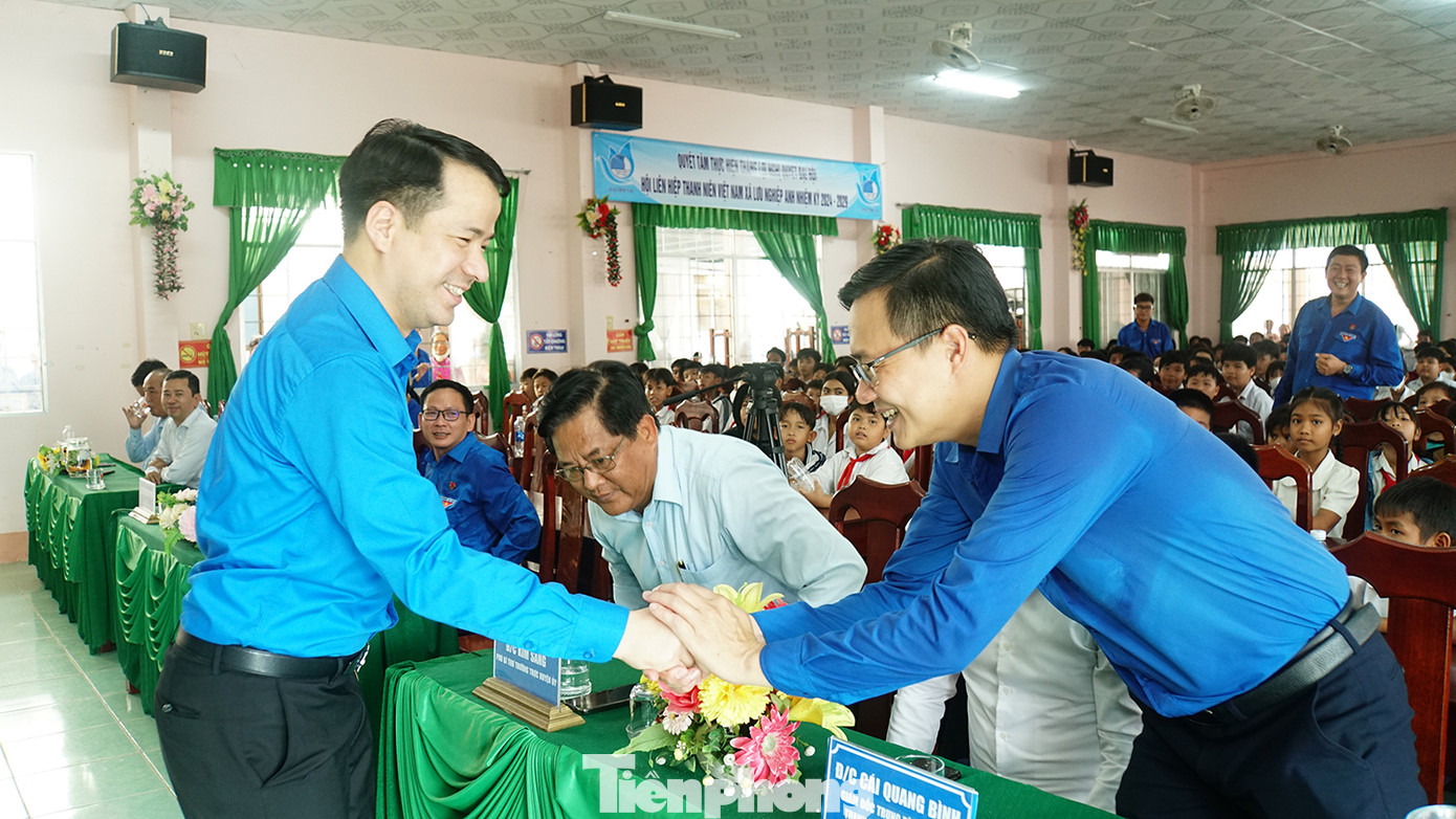 Anh Ngô Văn Cương - Bí thư Trung ương Đoàn bắt tay lãnh đạo Tỉnh Đoàn Trà Vinh. Ảnh: Hòa Hội