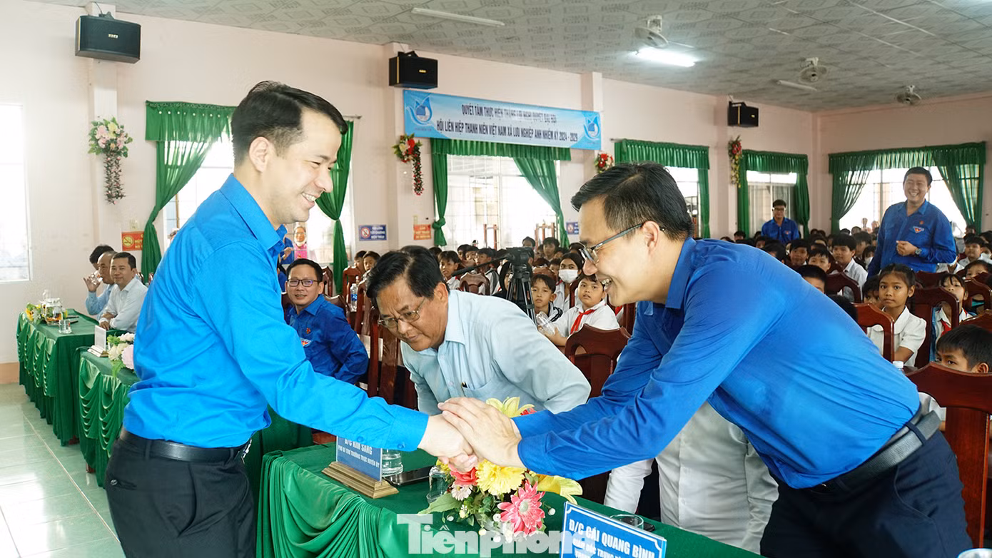 Anh Ngô Văn Cương - Bí thư Trung ương Đoàn bắt tay lãnh đạo Tỉnh Đoàn Trà Vinh. Ảnh: Hòa Hội