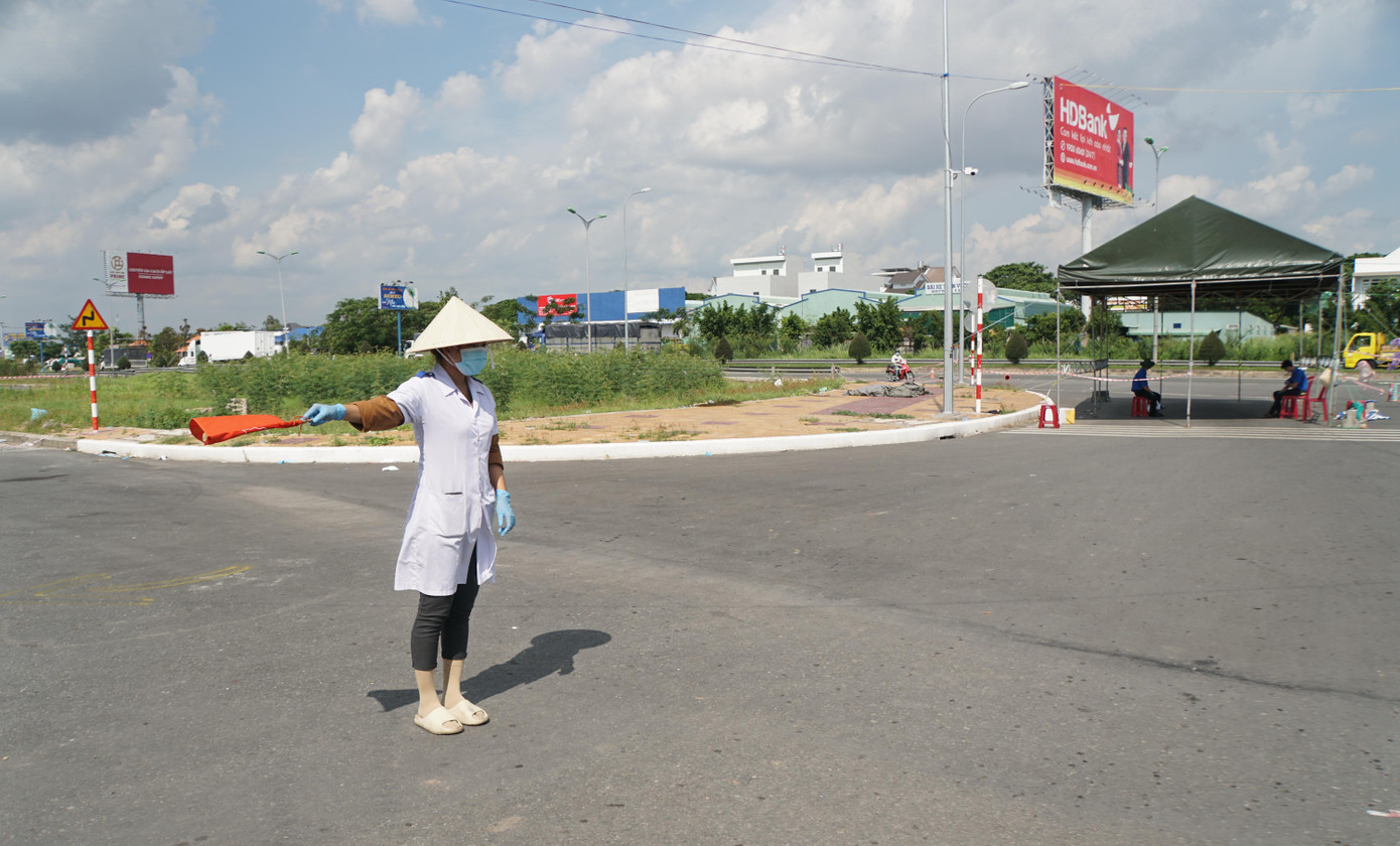 Nữ sinh ngành y làm nhiệm vụ