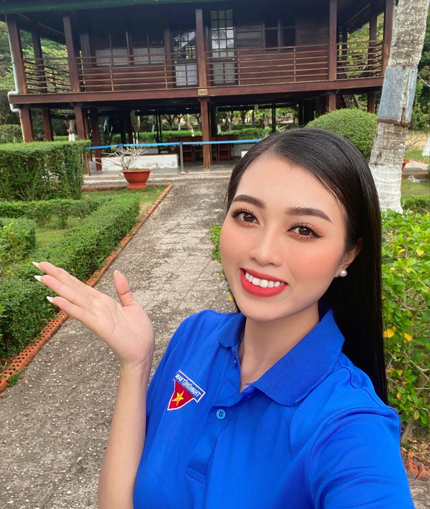 “Em luôn tâm niệm rằng, khi làm một việc gì đó cứ cố gắng hết mình, đặt niềm tin, tâm - trí - lực vào đó thì chắc chắn sẽ có kết quả tốt đẹp. Hơn nữa, với tuổi trẻ hãy toả sáng theo cách riêng của mình, hãy mạnh dạn dấn thân, mạnh dạn trải nghiệm để thanh xuân không lãng phí”, Tuyết bộc bạch.