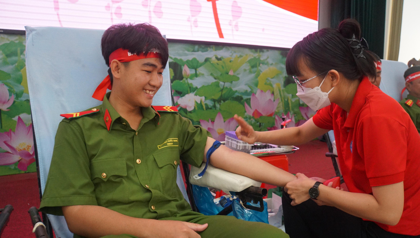 Những năm qua, Đoàn thanh niên Công an thành phố Cần Thơ luôn đi đầu trong phong trào này. Năm nay, tình hình dịch đã ổn, khi phát động các cán bộ, chiến sĩ rất nhiệt tình tham gia. Ngoài việc hưởng ứng phong trào, lực lượng đoàn viên công an còn vận động người nhà cùng tham gia.