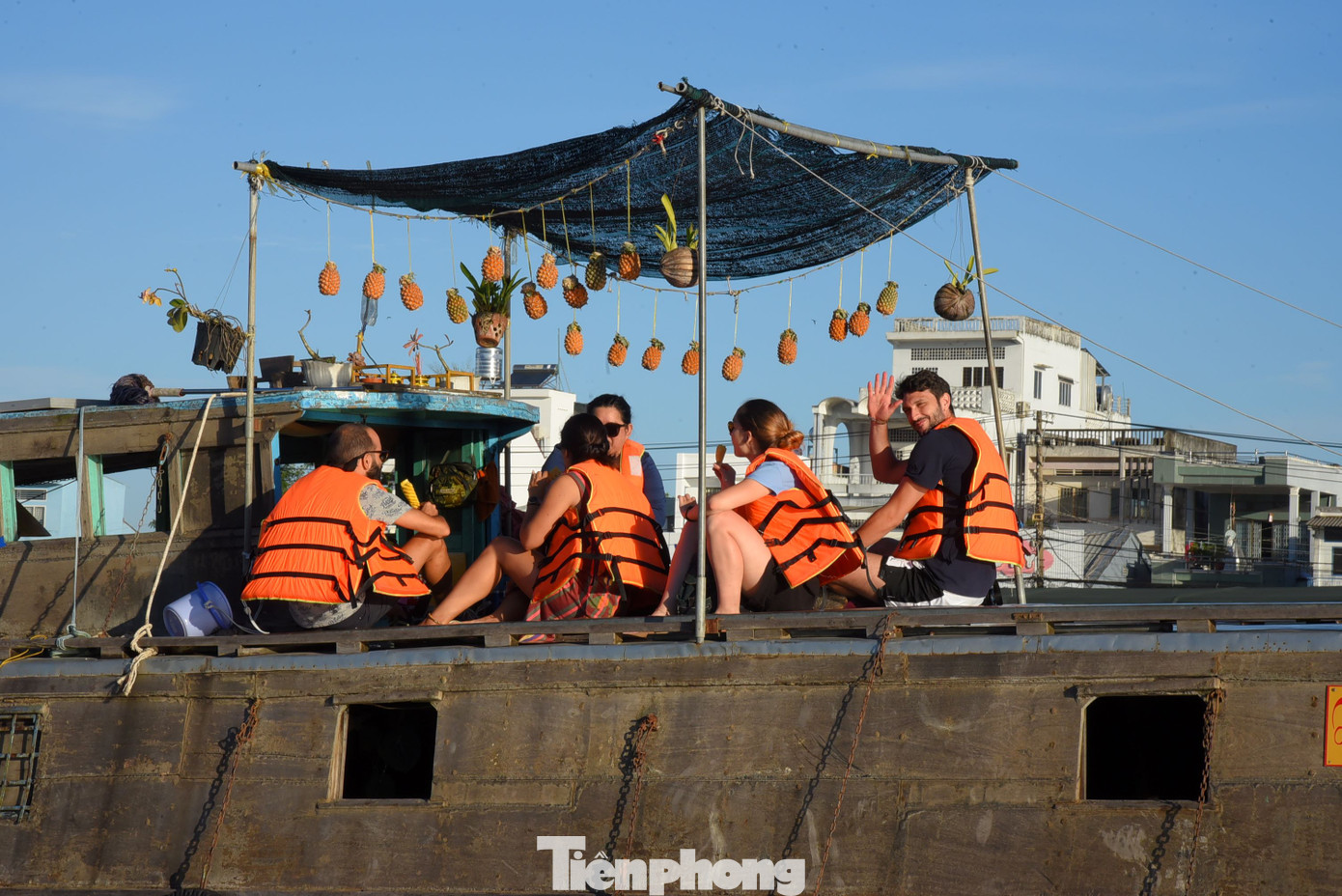 Khách quốc tế trải nghiệm văn hóa sông nước tại chợ nổi Cái Răng. Ảnh: Hòa Hội. Khách quốc tế trải nghiệm văn hóa sông nước tại chợ nổi Cái Răng. Ảnh: Hòa Hội.