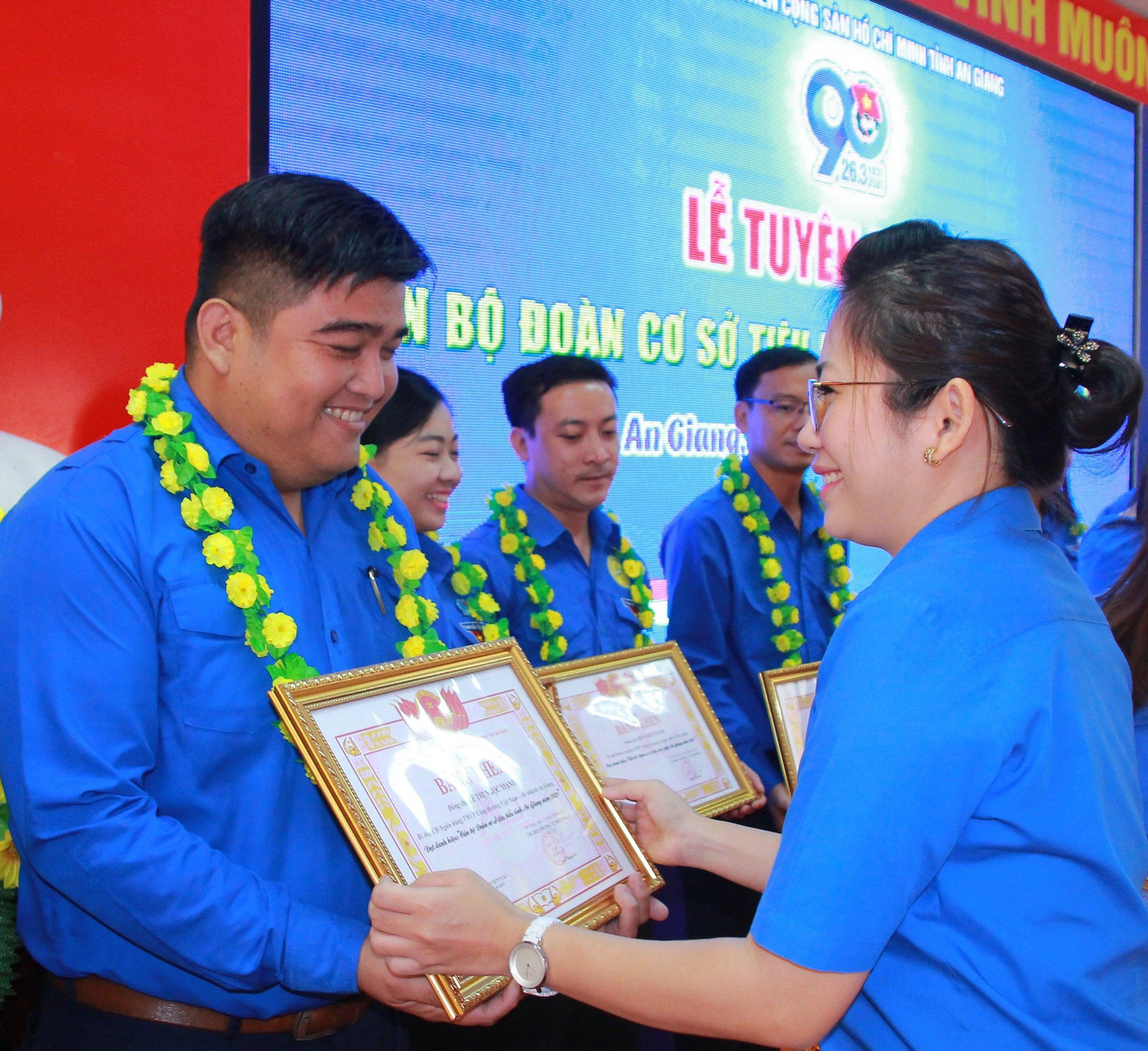 Chị Võ Thị Thủy Tiên, Phó Bí thư Tỉnh đoàn An Giang tặng bằng khen cho cán bộ Đoàn tiêu biểu. - Ảnh: TĐAG Chị Võ Thị Thủy Tiên, Phó Bí thư Tỉnh đoàn An Giang tặng bằng khen cho cán bộ Đoàn tiêu biểu. - Ảnh: TĐAG