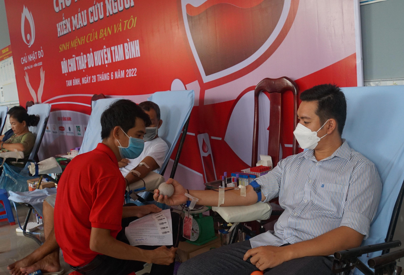 Ông Trần Bá Ninh, Chủ tịch Hội Chữ Thập đỏ huyện Tam Bình cho biết, trong những năm qua, phong trào hiến máu tình nguyện trên địa bàn huyện diễn ra sôi nổi, từ cơ sở đến huyện. “Có những người hiến nhiều lần, hàng chục, thậm chí họ vận động cả vợ, chồng, con cháu cùng tham gia. Điển hình như hôm nay có nhiều gia đình cả vợ chồng cùng tham gia hiến máu”, ông Ninh chia sẻ.