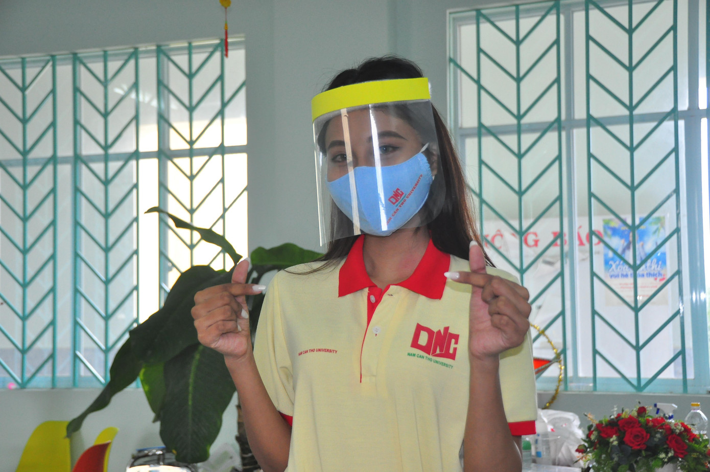 "Em cảm thấy rất thiết thực và có thể bảo vệ chúng ta khỏi những giọt bắn khi tiếp xúc với mọi người xung quanh, ngăn ngừa lây nhiễm dịch bệnh. Đó cũng là việc làm ý nghĩa mà chúng ta nên chung tay thực hiện để bảo vệ bản thân và mọi người xung quanh", Thu Thảo bộc bạch.