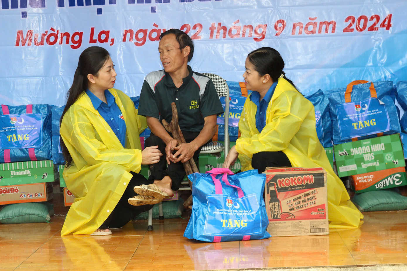 Bí thư Thành Đoàn Cần Thơ - chị Lư Thị Ngọc Anh cùng chị Cầm Thị Huyền Trang – Bí thư Tỉnh Đoàn Sơn La trò chuyện cùng người dân.