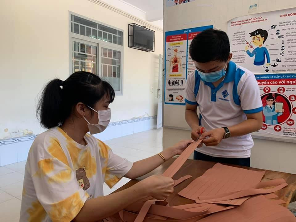 Theo Gia Bảo, hoạt động này rất ý nghĩa và cảm nhận được tinh thần chống dịch trong sinh viên. Các bạn tham gia rất nhiệt tình, nhiệt huyết vui vẻ để góp phần nhỏ của mình cho xã hội trong công cuộc phòng chống dịch COVID -19 hiện nay. &quot;Đây sẽ là những kỷ niệm đẹp và không bao giờ quên đối với em trong quãng đường sinh viên của mình&quot;, Gia Bảo bộc bạch.