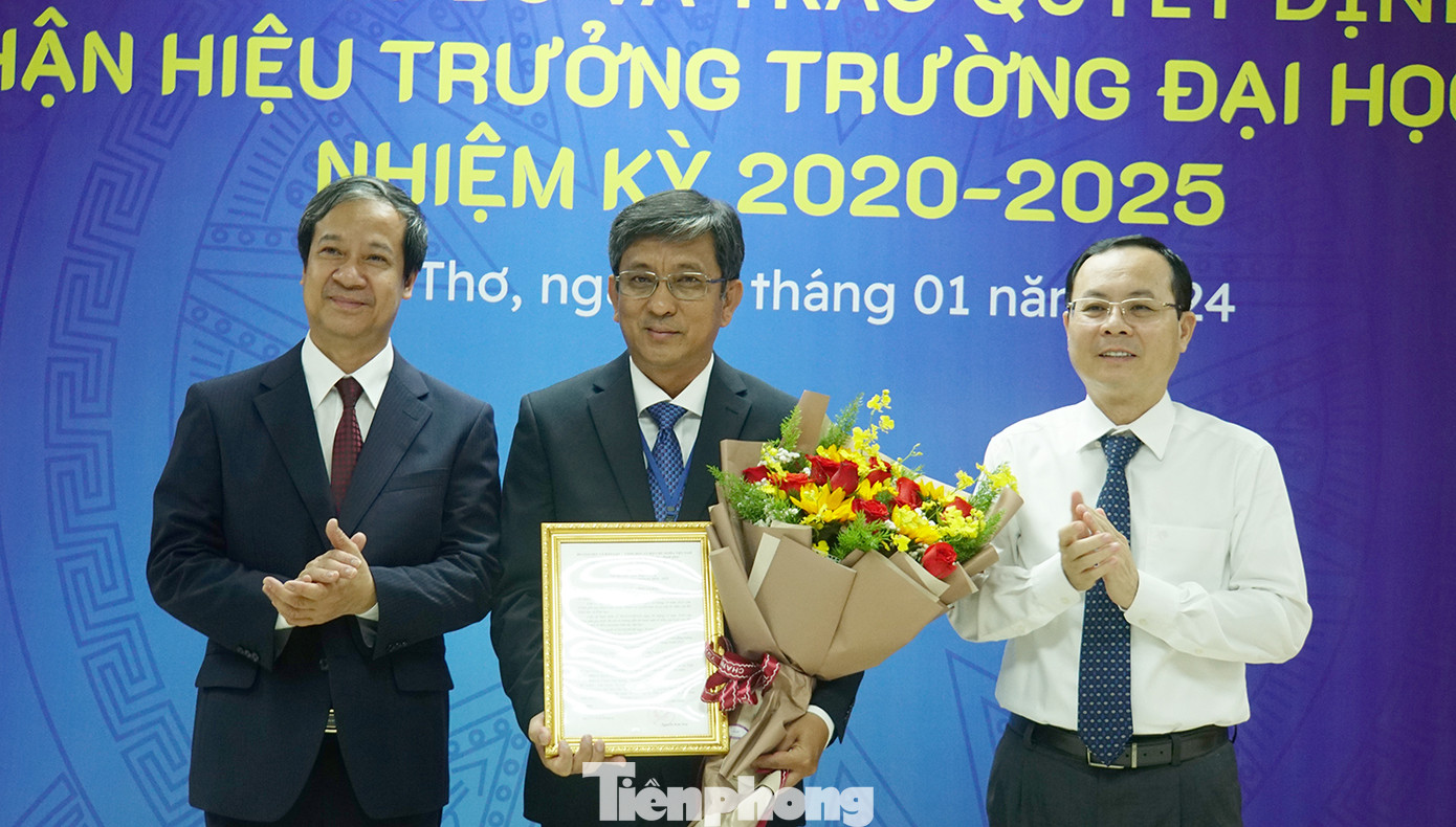 Bộ trưởng Bộ GD&ĐT Nguyễn Kim Sơn (trái) cùng Bí thư Thành ủy Cần Thơ Nguyễn Văn Hiếu trao quyết định và tặng hoa chúc mừng PGS.TS Trần Trung Tính - Hiệu trưởng Trường Đại học Cần Thơ. Ảnh: Hòa Hội. Bộ trưởng Bộ GD&ĐT Nguyễn Kim Sơn (trái) cùng Bí thư Thành ủy Cần Thơ Nguyễn Văn Hiếu trao quyết định và tặng hoa chúc mừng PGS.TS Trần Trung Tính - Hiệu trưởng Trường Đại học Cần Thơ. Ảnh: Hòa Hội.