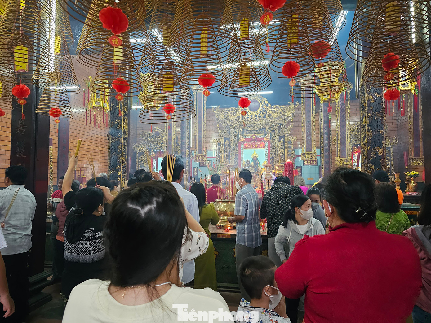 Ghi nhận của PV Tiền Phong, sáng mùng 1 Tết - ngày đầu năm mới, nhiều người đến lễ chùa. Ảnh: Hòa Hội