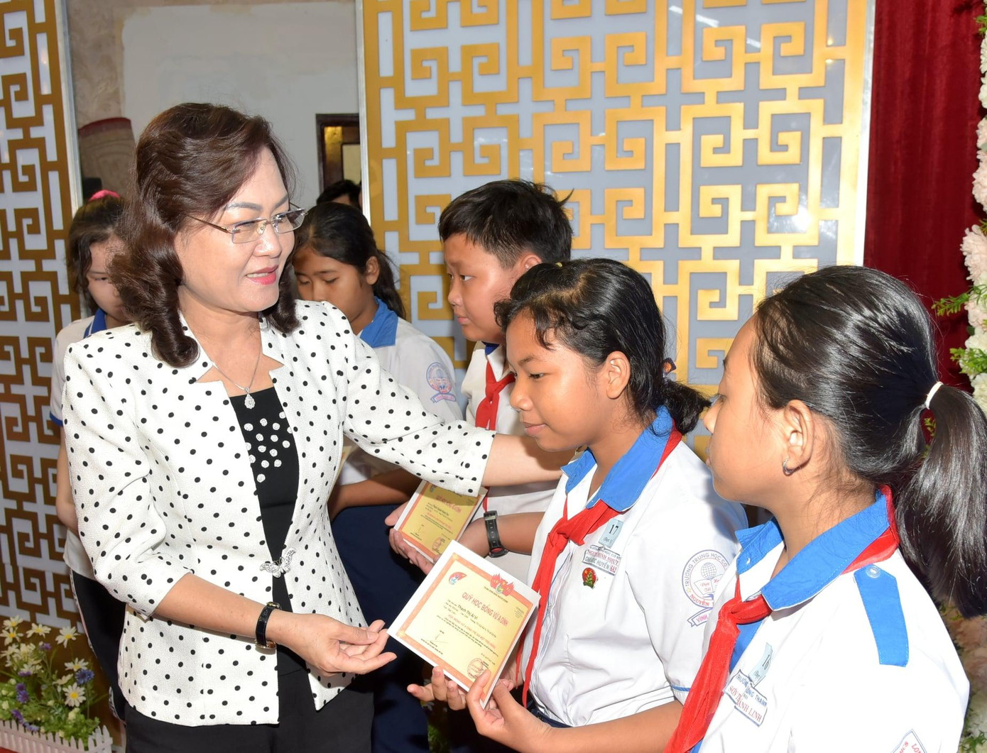 Sáng cùng ngày, tại Bạc Liêu, Quỹ học bổng Vừ A Dính trao tặng 35 suất học bổng cho các em học sinh con dân tộc thiểu số có hoàn cảnh khó khăn trên địa bàn tỉnh Bạc Liêu, mỗi suất trị giá 1 triệu đồng; Câu lạc bộ “Vì Hoàng Sa, Trường Sa thân yêu” trao tặng 20 suất học bổng dành riêng cho con em cán bộ, quân nhân chuyên nghiệp Bộ đội Biên phòng tỉnh Bạc Liêu và 35 suất học bổng cho con ngư dân sống ven biển tỉnh Bạc Liêu có hoàn cảnh khó khăn, mỗi suất trị giá 1 triệu đồng. - Ảnh: TĐBL