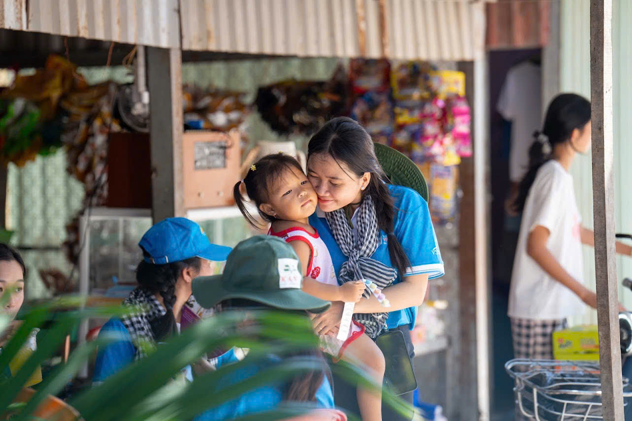 Thúy Vy trong lần tham gia chiến dịch tình nguyện hè.