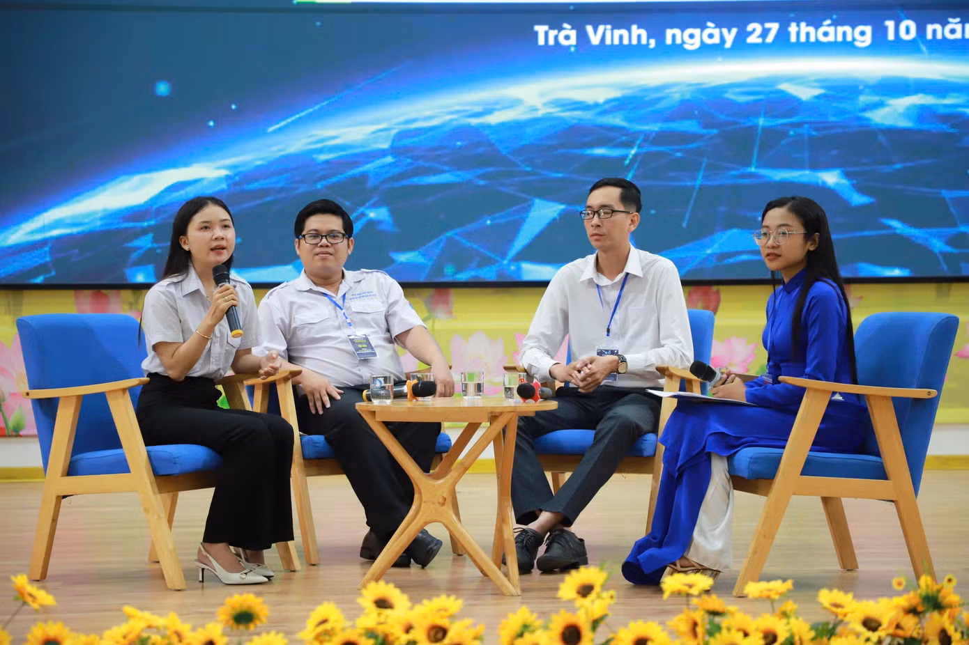 Thúy Vy chia sẻ trong chương trình giao lưu sinh viên.