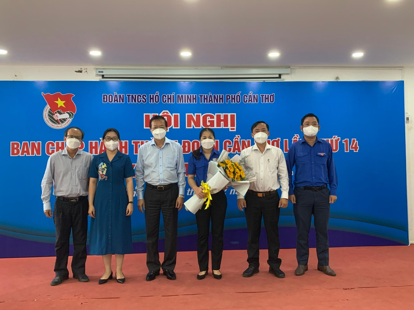 Tân Bí thư Thành đoàn Cần Thơ Lư Thị Ngọc Anh (cầm hoa) cùng lãnh đạo các Ban ngành thành phố. - Ảnh: TĐCT