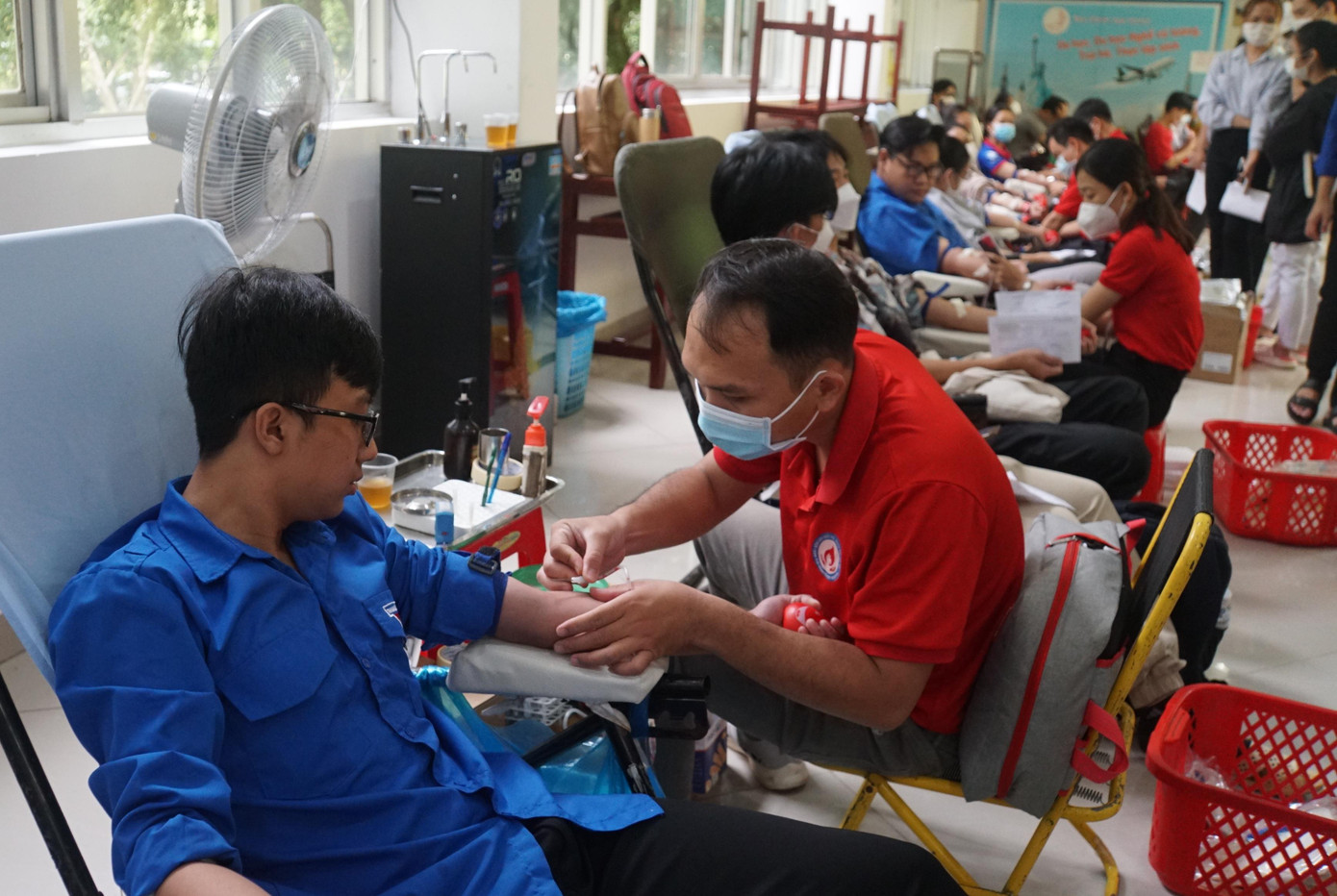 Bạn Phùng Hoàng Long (sinh viên năm 4, ngành Y Đa khoa) nói rằng, máu rất cần cho bệnh nhân, đặc biệt là các bệnh hiểm nghèo. “Chỉ cần một đơn vị máu cũng có thể kéo dài sự sống cho bệnh nhân thêm một ngày, vì thế, khi có cơ hội là em tham gia ngay mà không đắn đo gì cả”, Long nói.