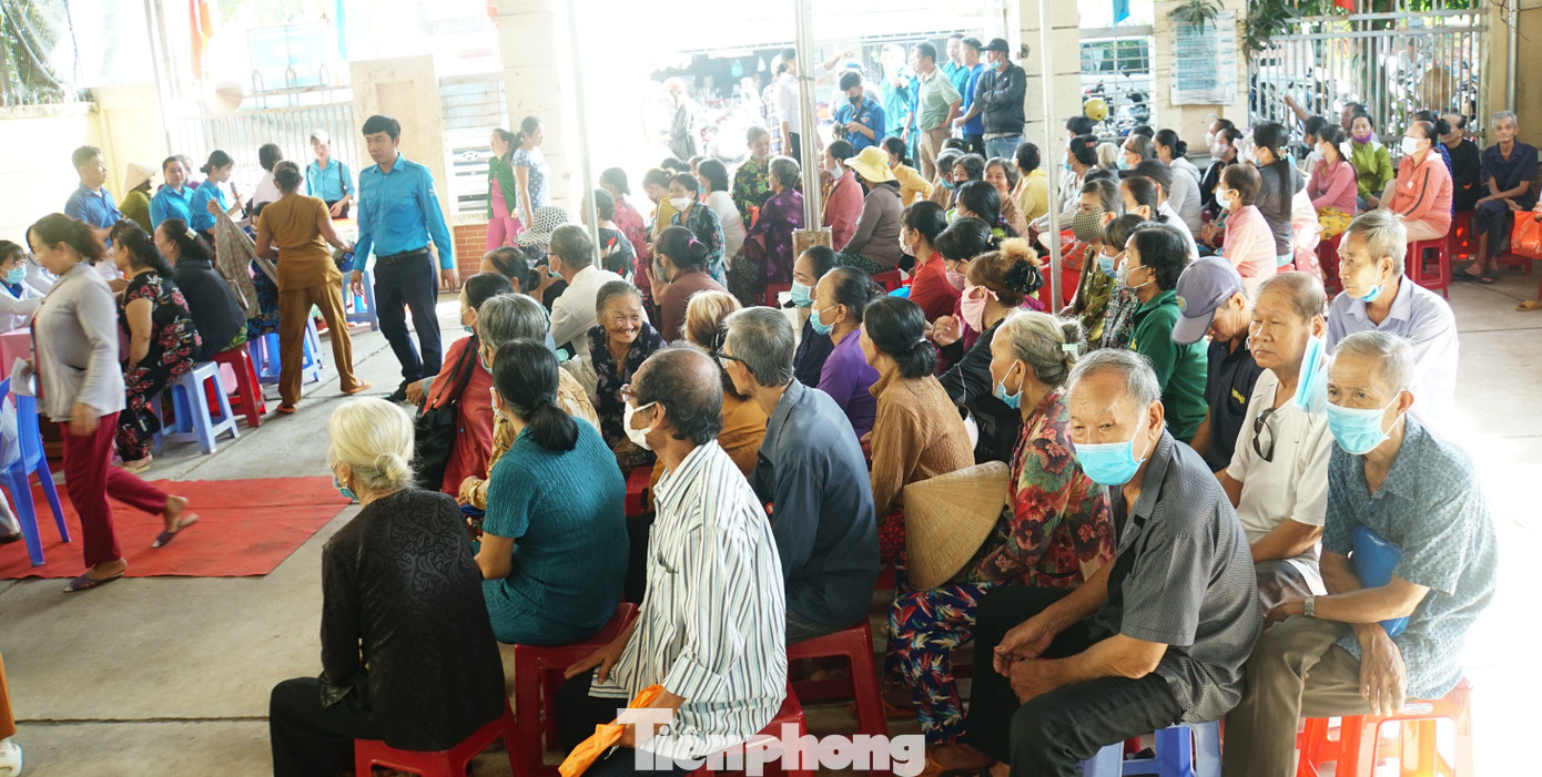 Người dân đến khám sức khỏe miễn phí. Ảnh: Hòa Hội