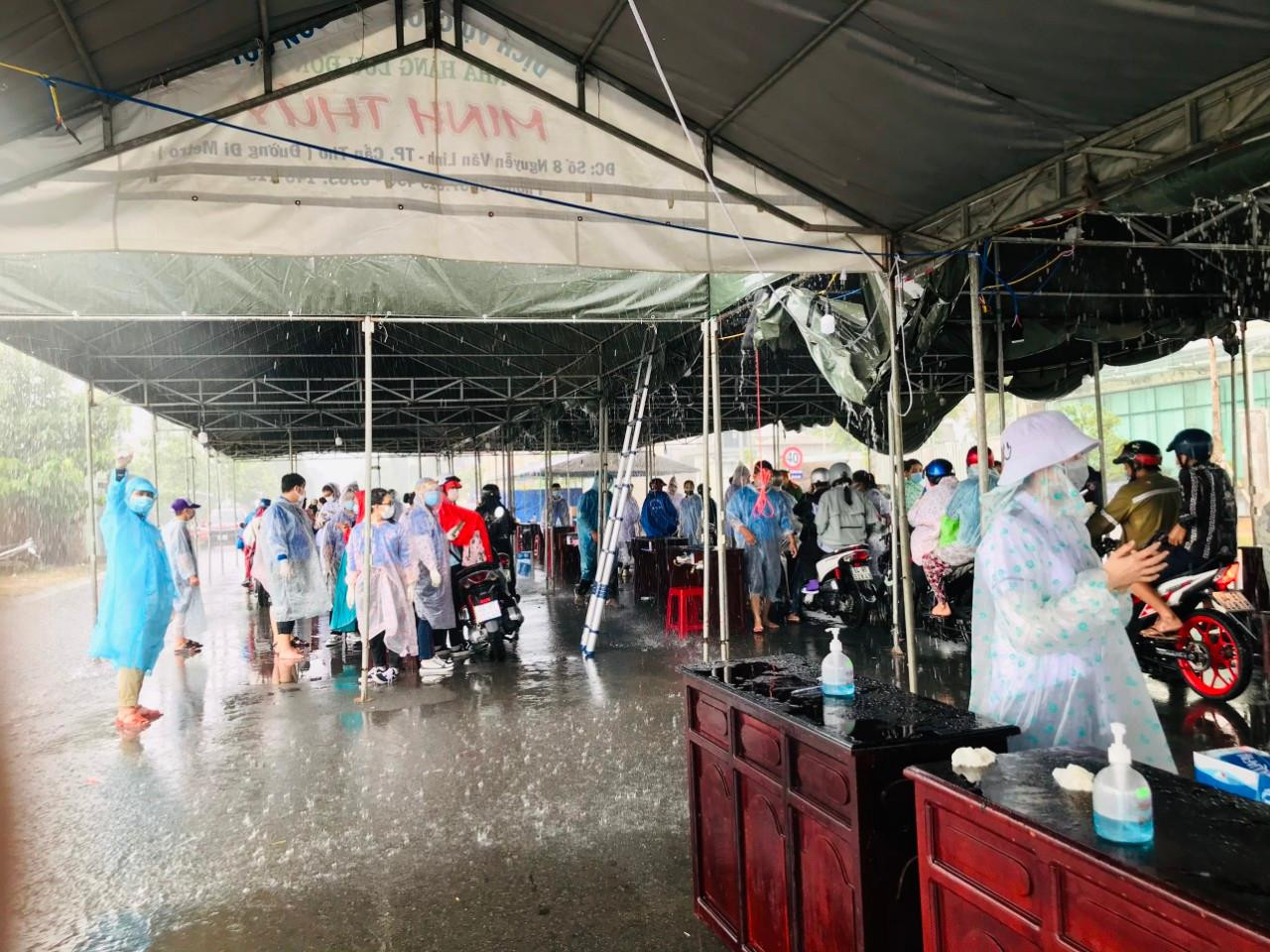 Mấy hôm nay, ở Cần Thơ mưa nhiều gây khó khăn cho việc khai báo y tế cũng như các bạn trẻ làm nhiệm vụ. Mấy hôm nay, ở Cần Thơ mưa nhiều gây khó khăn cho việc khai báo y tế cũng như các bạn trẻ làm nhiệm vụ.