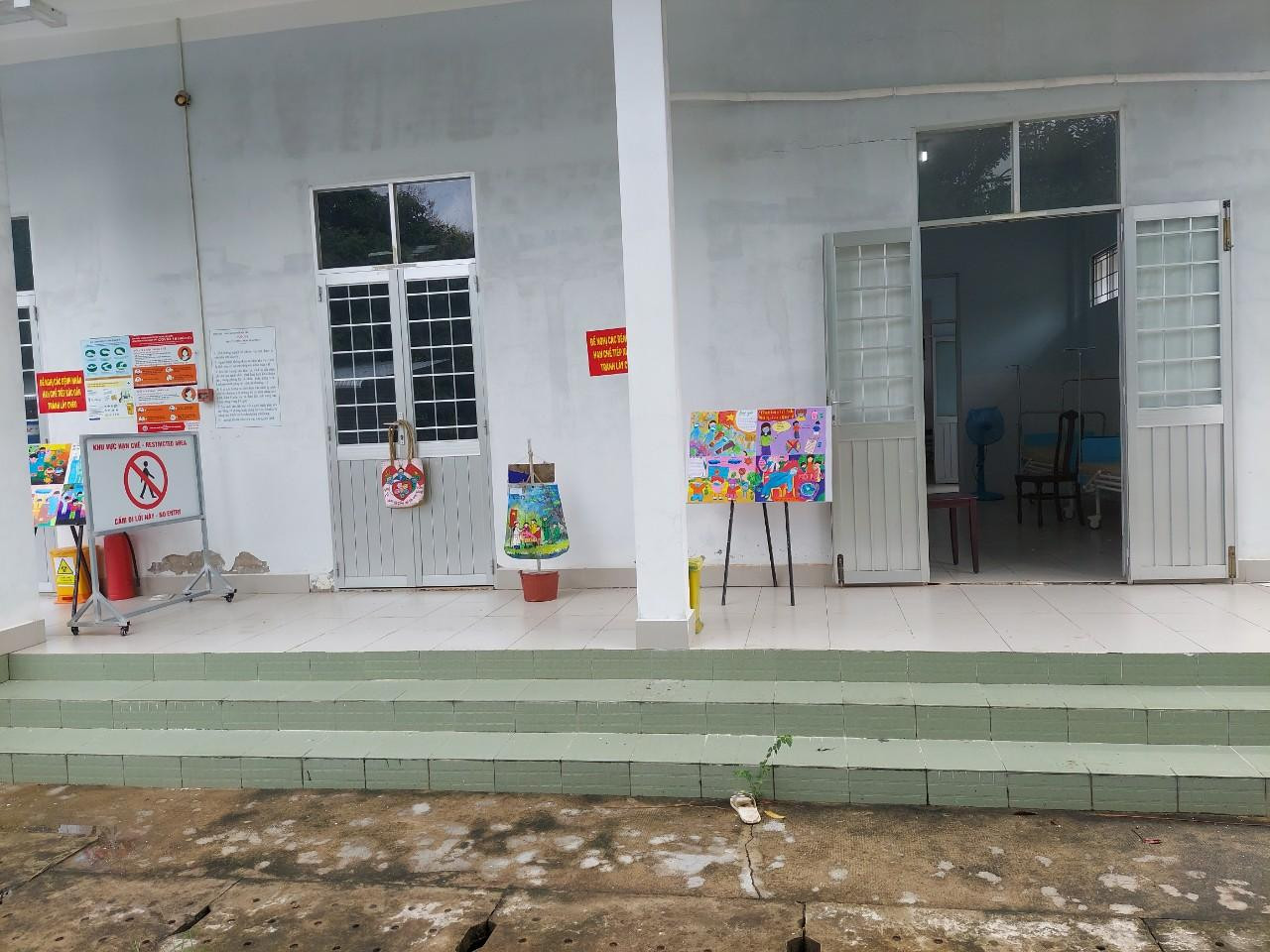 Các bức tranh được trưng bày ở khu cách ly bệnh viện Lao - Phổi tỉnh Bến Tre Các bức tranh được trưng bày ở khu cách ly bệnh viện Lao - Phổi tỉnh Bến Tre