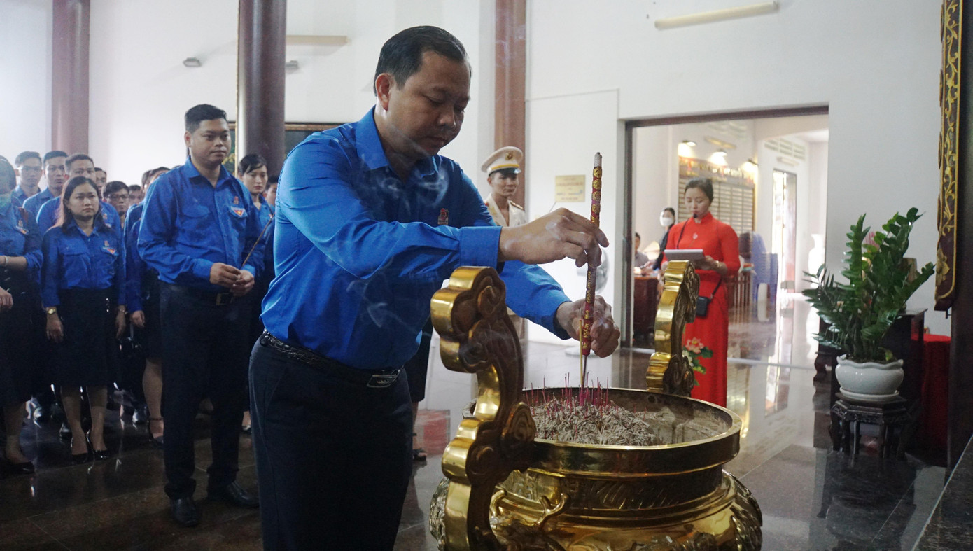 Anh Huỳnh Minh Thức, Bí thư Tỉnh Đoàn Đồng Tháp viếng cụ Nguyễn Sinh Sắc. - Ảnh: Hòa Hội