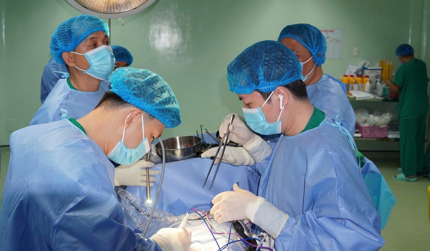 Bác sĩ Bệnh viện Đa khoa Trung ương Cần Thơ ghép thận cho bệnh nhân.