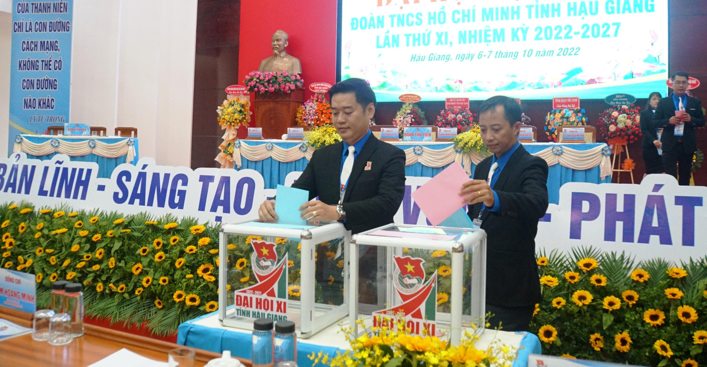 Anh Bùi Hữu Lộc và Trương Minh Hoàng (phải) tham gia bỏ phiếu. Ảnh: Hòa Hội Anh Bùi Hữu Lộc và Trương Minh Hoàng (phải) tham gia bỏ phiếu. Ảnh: Hòa Hội