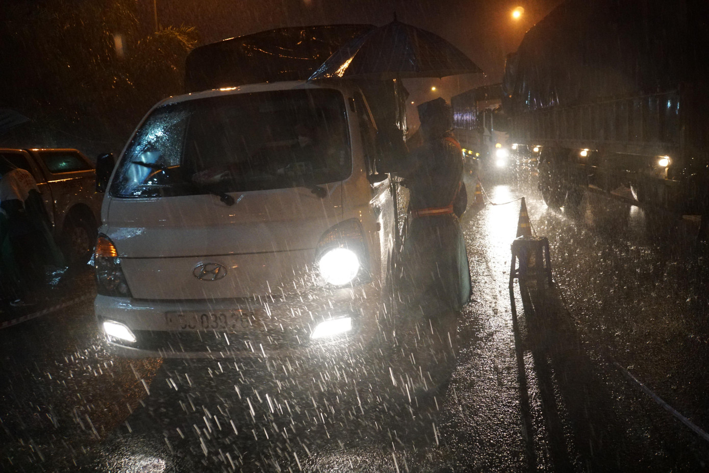 Bạn Nguyễn Hoài Thương, sinh viên năm 2 ngành dược, trường Cao đẳng y tế Cần Thơ nói: &quot;Chuyện nắng mưa với tụi em riết quen rồi, em không ngại khó, ngại khổ nhưng chỉ mong người dân được an toàn, dịch sớm được đẩy lùi để trở lại cuộc sống bình thường&quot;. - Ảnh: Hòa Hội
