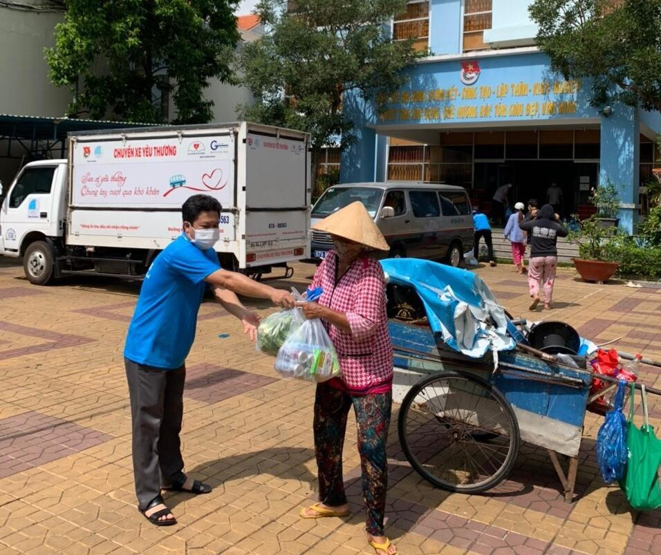 Anh Lâm Thành Sĩ, Bí thư Tỉnh đoàn An Giang cho biết, hiện nay đoàn thanh niên các cấp trên địa bàn tỉnh đang triển khai "Chuyến xe yêu thương" hỗ trợ nhu yếu phẩm và các nhu cầu thiết yếu cho người dân trong mùa dịch, đồng thời mang trực tiếp đến tận nhà để tránh tập trung đông người.