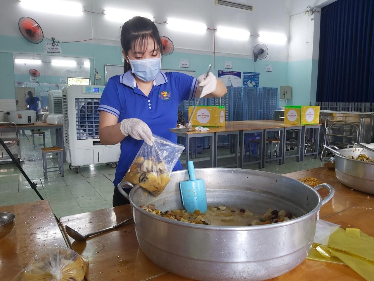 Bạn trẻ đang cho kiểm vào bọc gửi đến tuyến đầu chống dịch. - Ảnh: Hòa Hội Bạn trẻ đang cho kiểm vào bọc gửi đến tuyến đầu chống dịch. - Ảnh: Hòa Hội