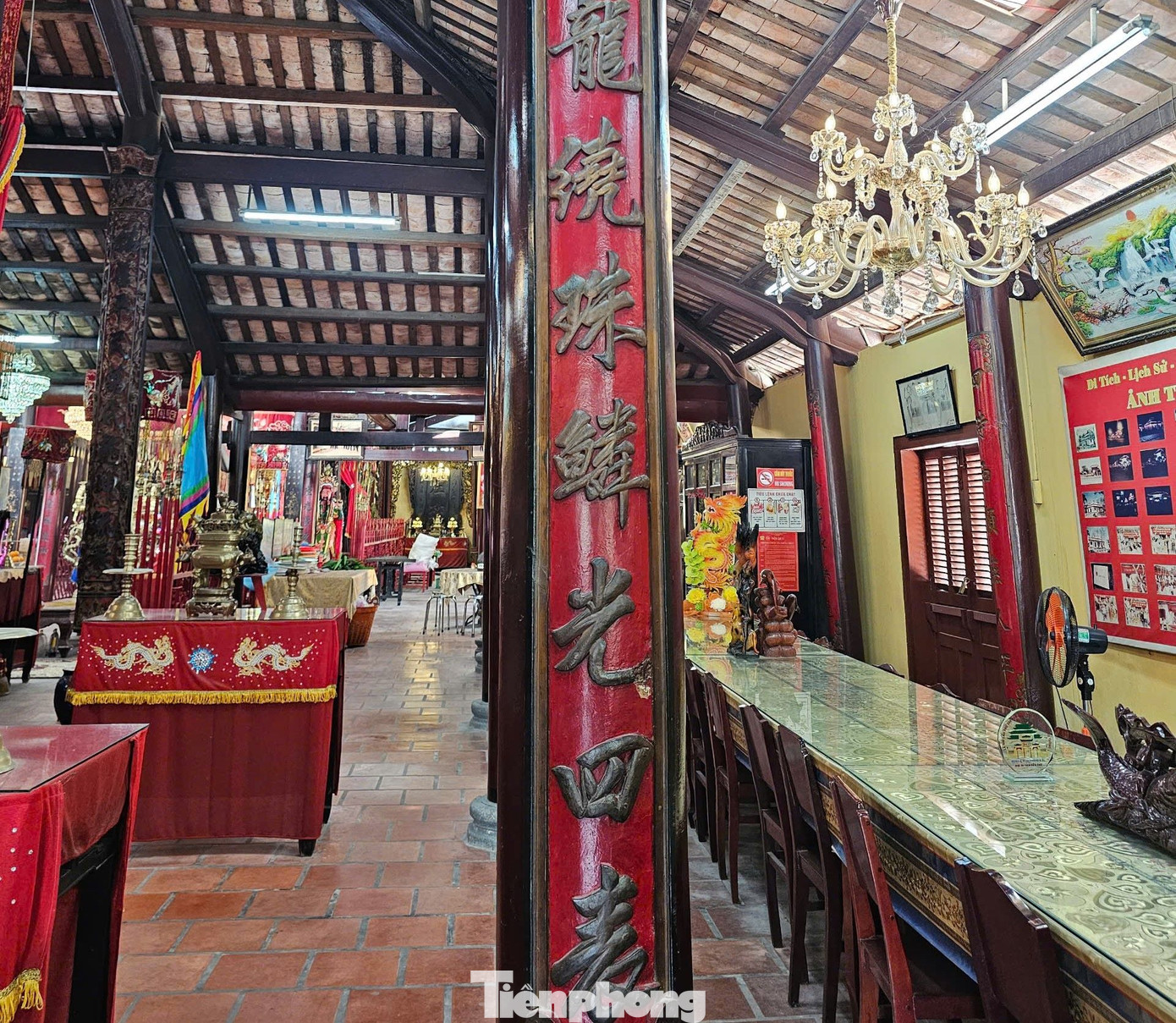 Đình còn giữ được những mảng chạm, những họa tiết trang trí gần gũi với nghệ thuật dân tộc. Ảnh: Hòa Hội.