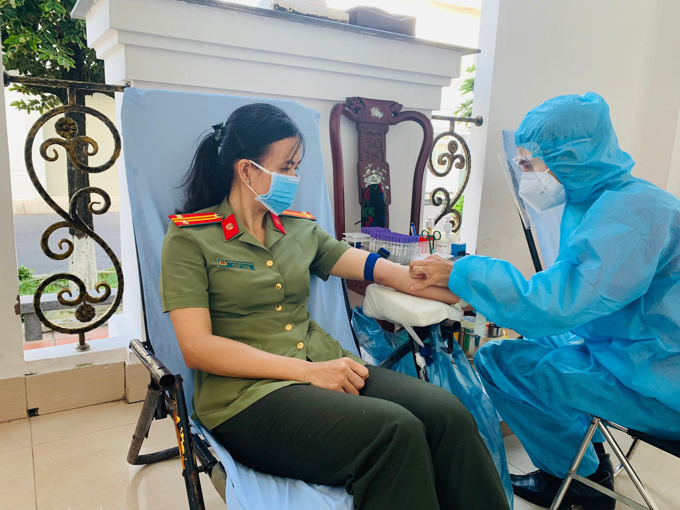 Đây là hoạt động trong chương trình “Một giọt máu - triệu tấm lòng” của Giám đốc Công an thành phố về hiến máu tình nguyện đợt II năm 2021, trong bối cảnh phòng chống dịch COVID-19 diễn biến phức tạp. - Ảnh: ĐTN CATPCT