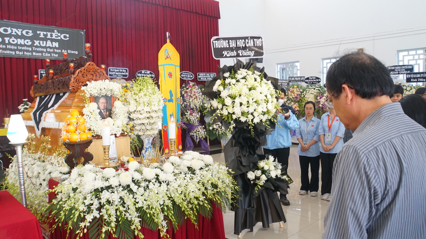 GS. Võ Tòng Xuân ra đi ở tuổi 84, với nhiều đóng góp trong phát triển các giống lúa ngắn ngày, giúp tăng năng suất lúa vùng Đồng bằng sông Cửu Long. Góp một phần không nhỏ đưa đất nước thoát đói và trở thành nước xuất khẩu gạo hàng đầu thế giới.