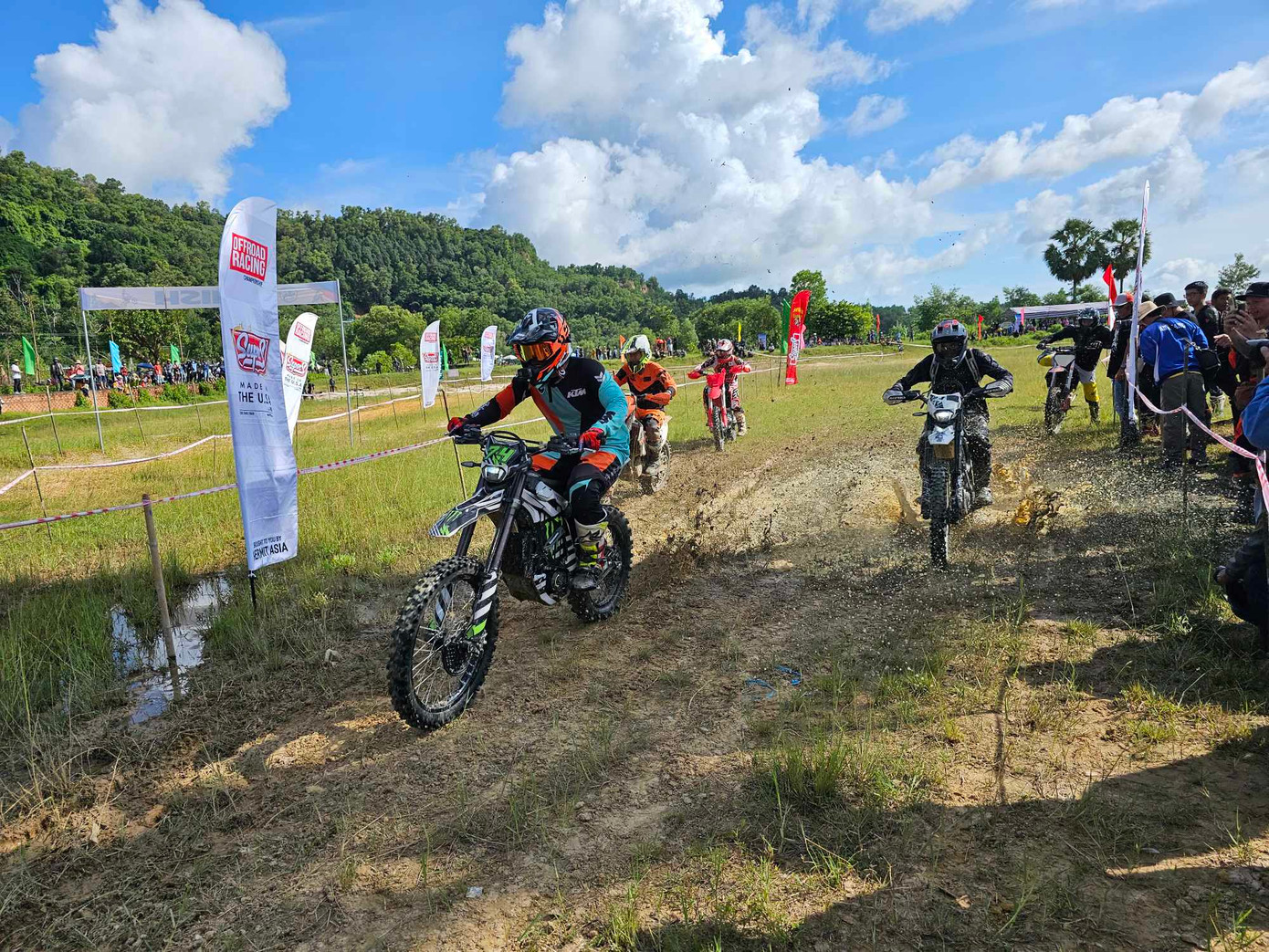 Chương trình biểu diễn mô tô địa hình thu hút 60 vận động viên đến từ nhiều địa phương trên cả nước đăng ký tham gia. Các vận động viên được đào tạo bài bản về kỹ năng, kỹ thuật và có nhiều kinh nghiệm biểu diễn trong và ngoài nước. Chương trình biểu diễn mô tô địa hình thu hút 60 vận động viên đến từ nhiều địa phương trên cả nước đăng ký tham gia. Các vận động viên được đào tạo bài bản về kỹ năng, kỹ thuật và có nhiều kinh nghiệm biểu diễn trong và ngoài nước.