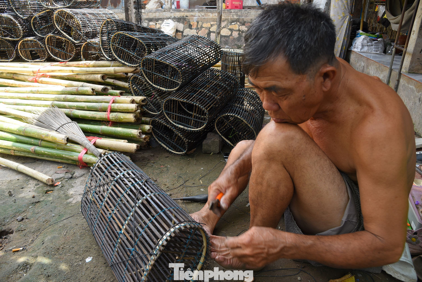 Ông Phan Văn Đỉnh ở ấp Bắc Đai, xã Nhơn Hội (An Phú, An Giang) làm lọp cua để bán cho người dân đánh bắt mùa lũ. Ảnh: Hòa Hội.