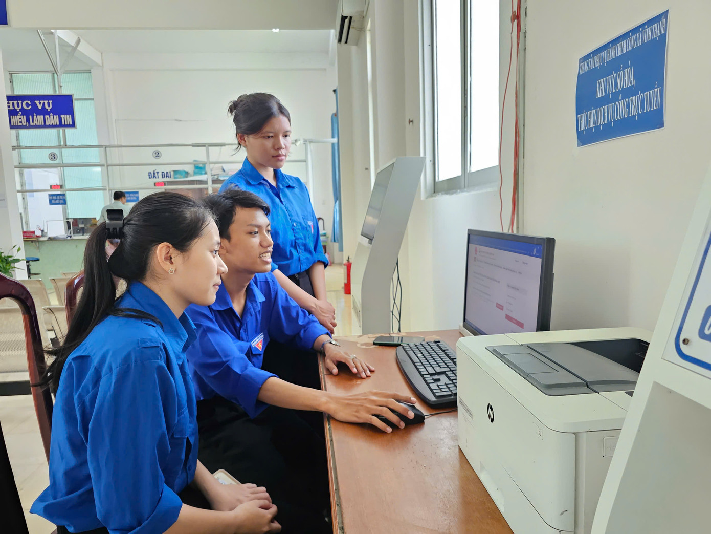 Hằng ngày, lực lượng đoàn viên, thanh niên có mặt từ sớm tại trung tâm hành chính công xã, phường nhằm hỗ trợ người dân đăng ký định danh điện tử, sử dụng Cổng dịch vụ công quốc gia, tra cứu và nộp hồ sơ trực tuyến. Ảnh: Hòa Hội