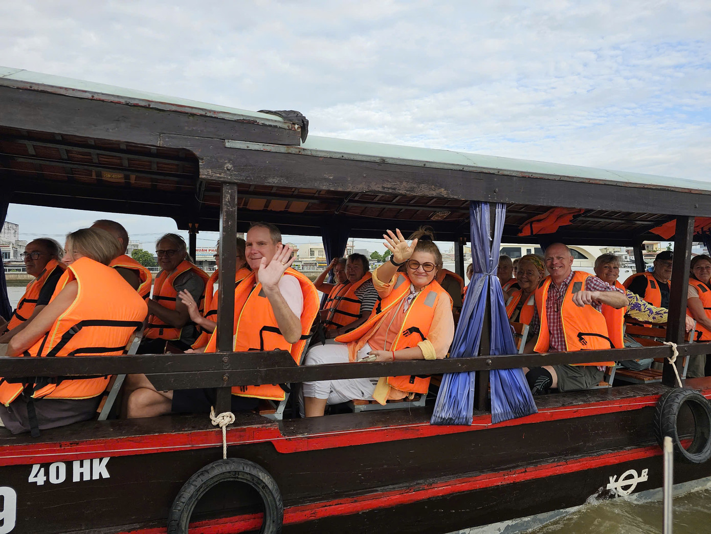 Khách quốc tế tham quan chợ nổi vào sáng 30/11. Ảnh: Hòa Hội Khách quốc tế tham quan chợ nổi vào sáng 30/11. Ảnh: Hòa Hội