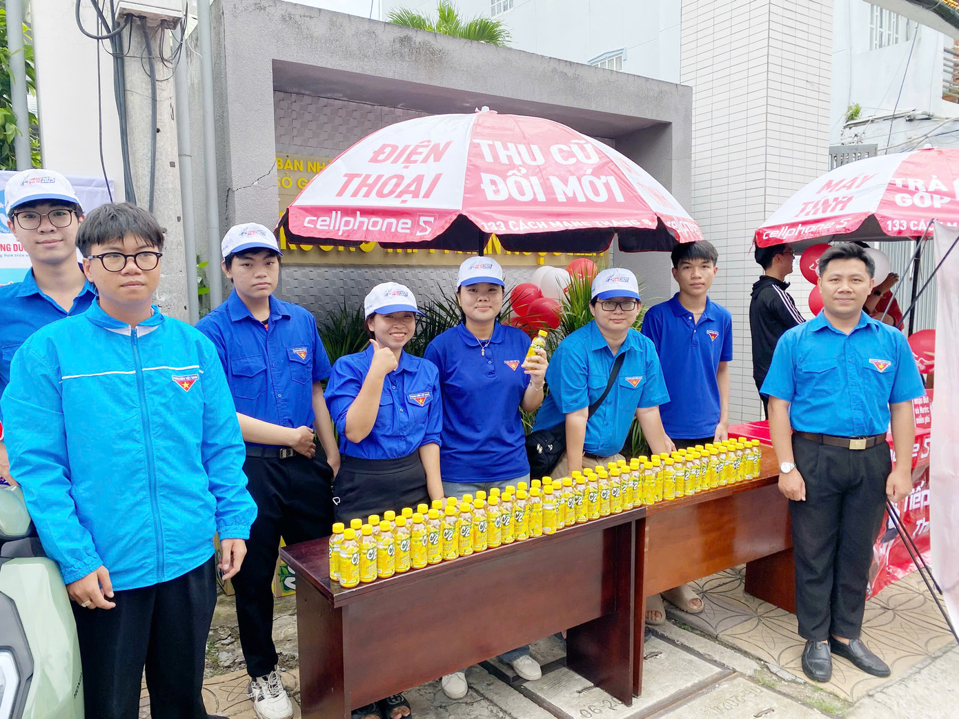 Việt cùng đồng đội tham gia Tiếp sức mùa thi.