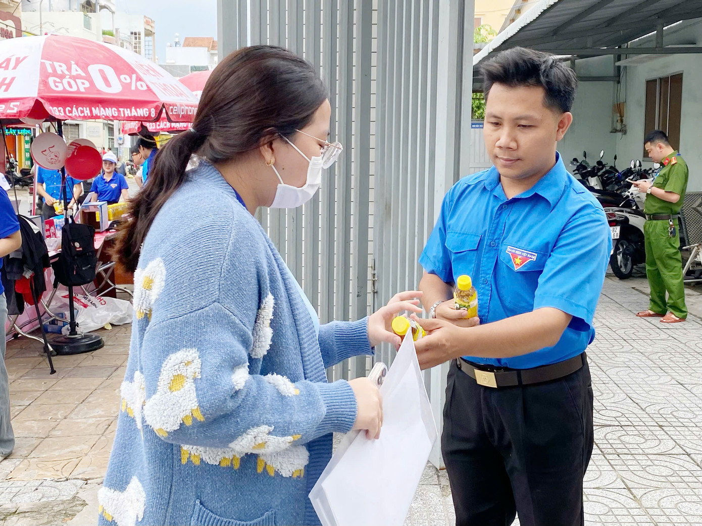 Em Phan Quốc Việt hỗ trợ thí sinh thi THPT.