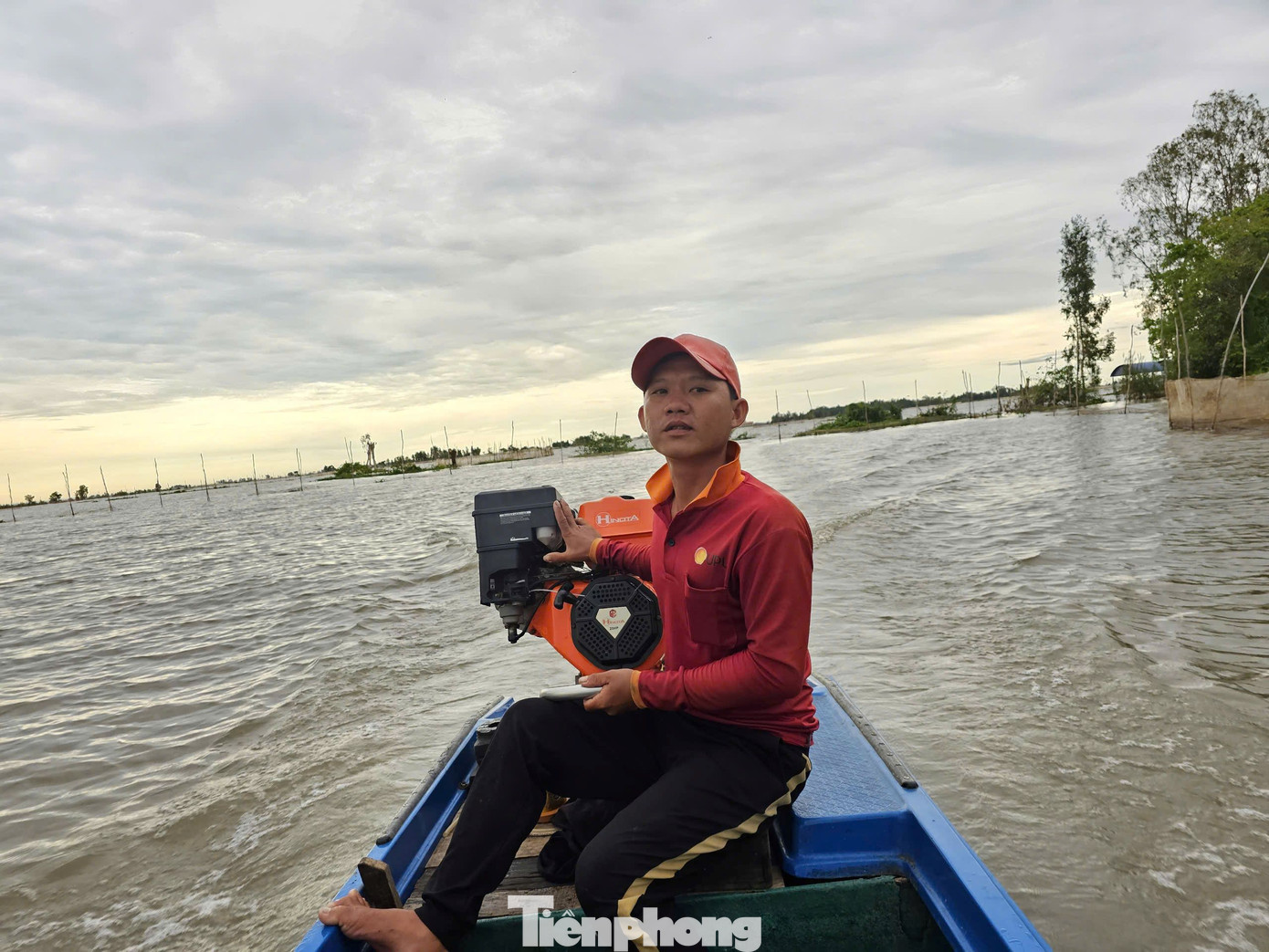 Sau khi giăng lưới xong, anh Thảo chạy về chỗ nghỉ ngơi chờ cá mắc lưới. Ảnh: Hòa Hội