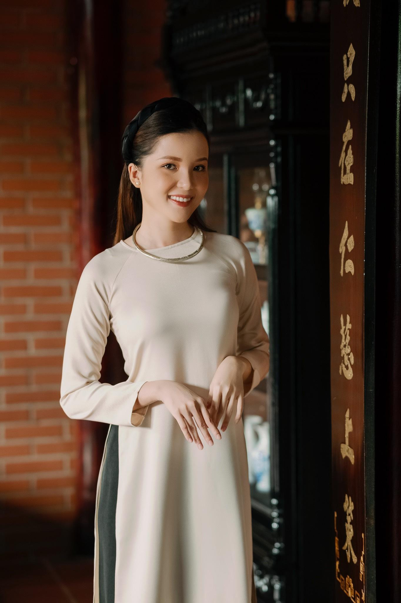 Hoa khôi Thúy Vi duyên dáng trong trang phục áo dài truyền thống