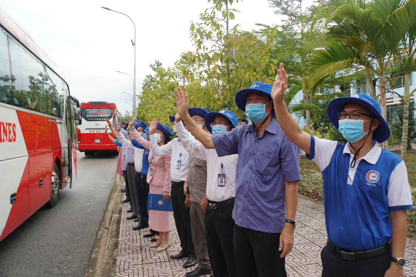 Thầy cô giáo và lãnh đạo thành phố Cần Thơ vẫy tay chào các bạn sinh viên lên đường làm nhiệm vụ tại Vĩnh Long. - Ảnh: Hòa Hội