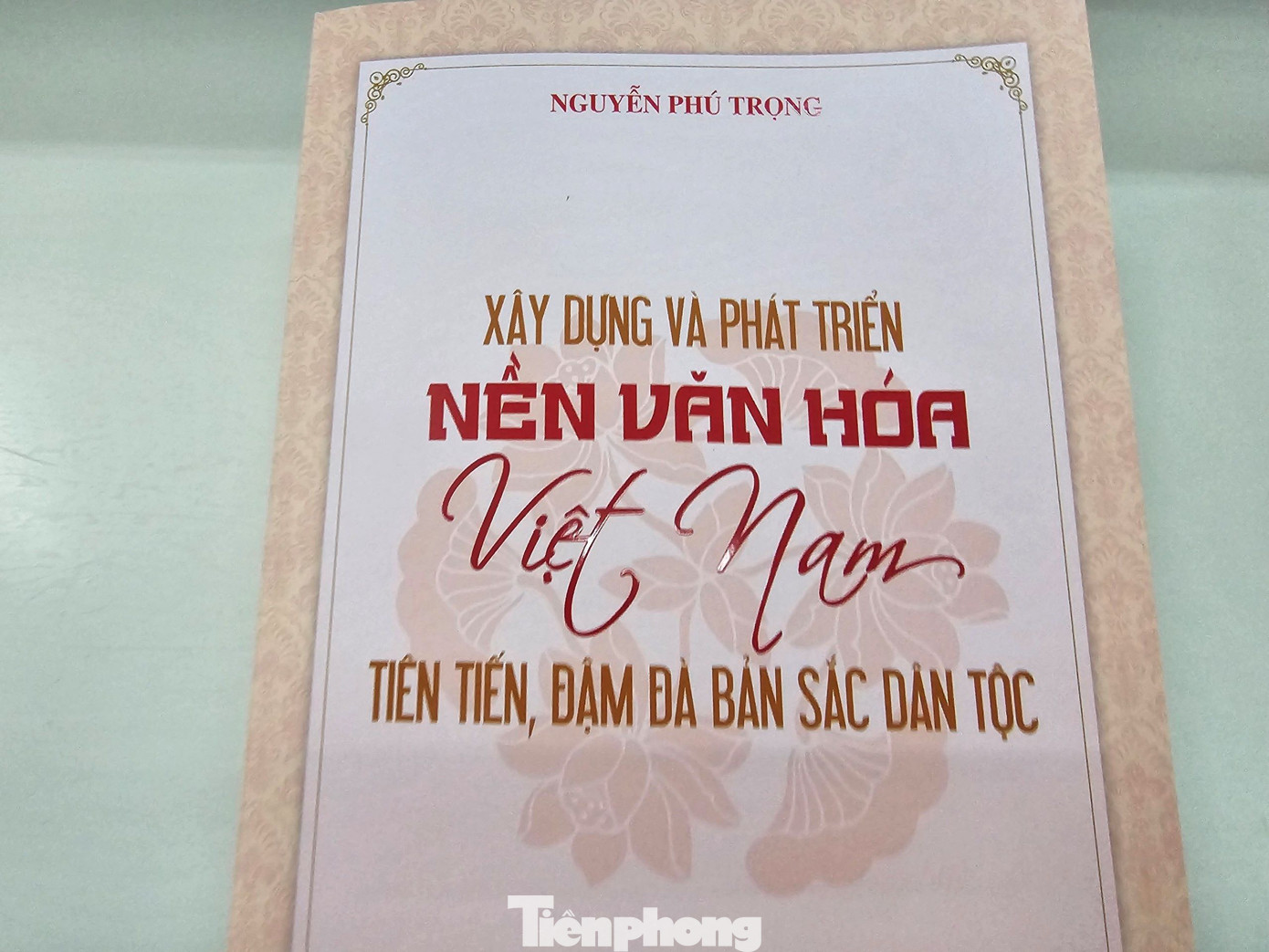 Cuốn sách Xây dựng và phát triển nền văn hóa Việt Nam tiên tiến, đậm đà bản sắc dân tộc của Tổng Bí thư Nguyễn Phú Trọng. Ảnh: Hòa Hội. Cuốn sách Xây dựng và phát triển nền văn hóa Việt Nam tiên tiến, đậm đà bản sắc dân tộc của Tổng Bí thư Nguyễn Phú Trọng. Ảnh: Hòa Hội.