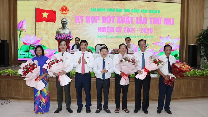 Ông Phan Văn Thắng - Chủ tịch Hội đồng nhân dân tỉnh Đồng Tháp và ông Phạm Thiện Nghĩa, Chủ tịch UBND tỉnh tặng hoa chúc mừng 2 Ủy viên Ủy ban nhân dân vừa trúng cử và ghi nhận sự đóng góp của các đồng chí vừa được miễn nhiệm đã hoàn thành xuất sắc nhiệm vụ được giao Ông Phan Văn Thắng - Chủ tịch Hội đồng nhân dân tỉnh Đồng Tháp và ông Phạm Thiện Nghĩa, Chủ tịch UBND tỉnh tặng hoa chúc mừng 2 Ủy viên Ủy ban nhân dân vừa trúng cử và ghi nhận sự đóng góp của các đồng chí vừa được miễn nhiệm đã hoàn thành xuất sắc nhiệm vụ được giao