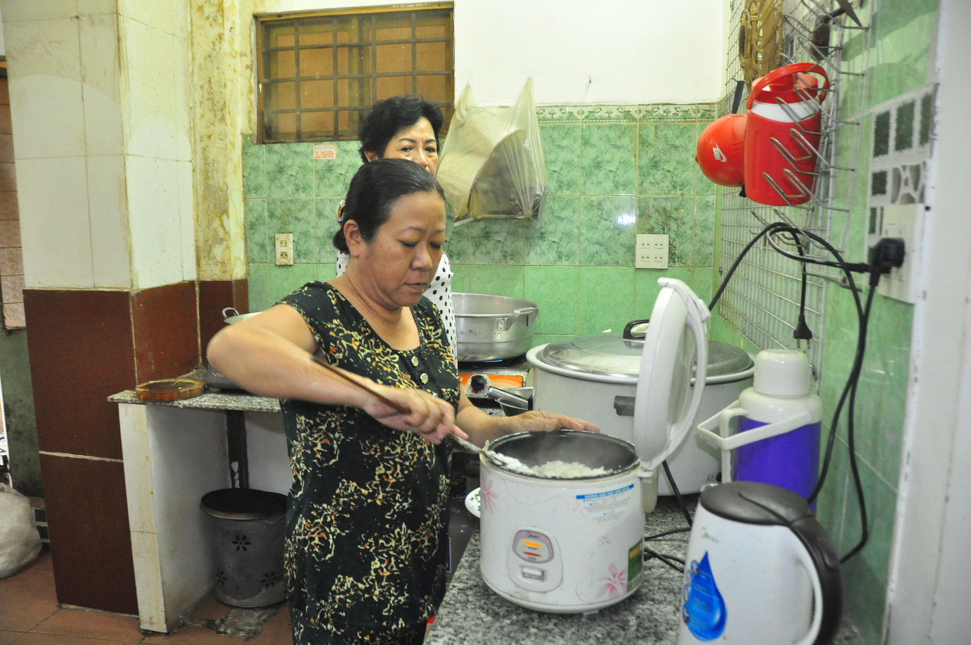 Chị Huỳnh Xuân Hạ ở quận Ninh Kiều, TP Cần Thơ (người khởi xướng ý tưởng hỗ trợ cơm cho tình nguyện viên) chia sẻ: "Các bạn tình nguyện viên làm việc vất vả nên tôi cùng nhóm bạn vận động người quen, bạn bè hỗ trợ suất cơm giúp các bạn đảm bảo sức khỏe để hoàn thành tốt nhiệm vụ, bảo vệ sự bình yên cho người dân trước đại dịch". Chị Huỳnh Xuân Hạ ở quận Ninh Kiều, TP Cần Thơ (người khởi xướng ý tưởng hỗ trợ cơm cho tình nguyện viên) chia sẻ: "Các bạn tình nguyện viên làm việc vất vả nên tôi cùng nhóm bạn vận động người quen, bạn bè hỗ trợ suất cơm giúp các bạn đảm bảo sức khỏe để hoàn thành tốt nhiệm vụ, bảo vệ sự bình yên cho người dân trước đại dịch".