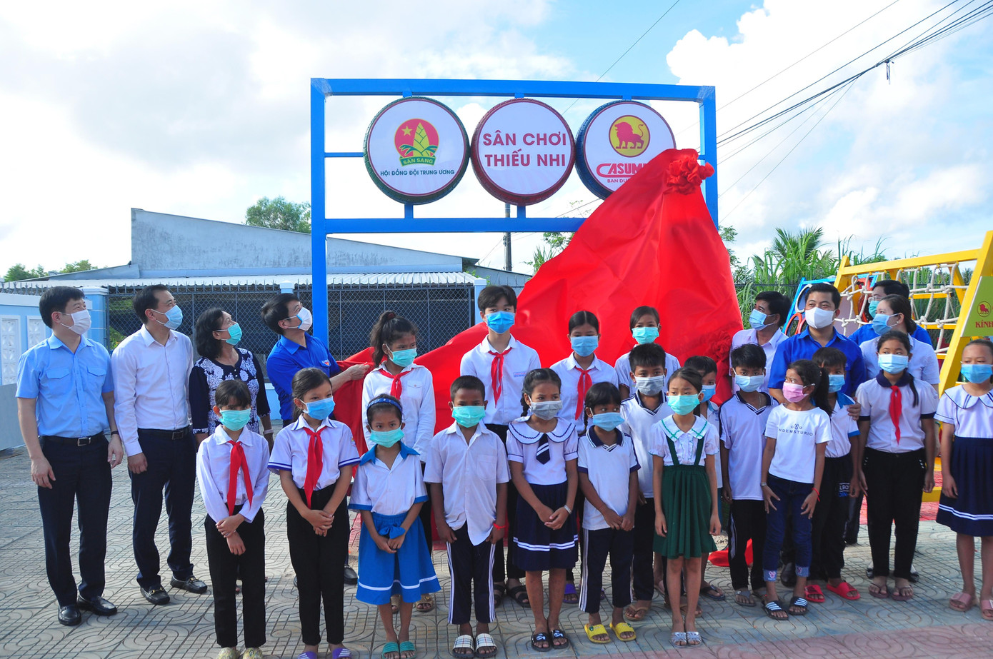 Ông Diêu Hùng Thắng, Phó Chủ tịch UBND huyện Cầu Kè cho biết, huyện Cầu Kè là 1 huyện vùng sâu, vùng xa, bà con chủ yếu sống bằng nông nghiệp, đời sống còn gặp nhiều khó khăn. Theo ông Thắng, công tác chăm lo giáo dục thiếu niên nhi đồng được các cấp trong huyện rất quan tâm; tuy nhiên chỉ đảm bảo được cho các em có điều kiện đến trường, còn việc tạo sân chơi cho các em còn nhiều hạn chế. Vì thế, công trình hôm nay và các món quà của Đoàn công tác Trung ương Đoàn trao tặng rất ý nghĩa; đồng thời Phó chủ tịch UBND huyện Cầu Kè tri ân những tấm lòng, đơn vị đã quan tâm, chia sẻ và giúp đỡ quê hương Cầu Kè.