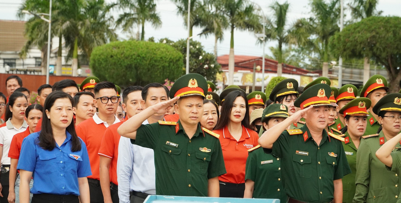 Thế hệ trẻ đời đời ghi nhớ những công lao to lớn của những anh hùng liệt sĩ đã hy sinh vì lý tưởng cao đẹp của dân tộc. Tại Nghĩa trang liệt sĩ tỉnh An Giang có hơn 2.500 phần mộ.